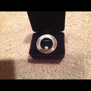 VINTAGE CIRCLE PIN/ BROOCH  WITH PEARL